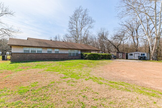 view of yard featuring an outdoor structure