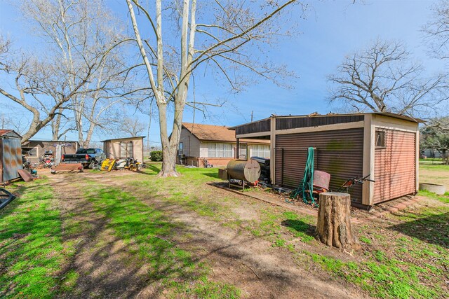 view of yard featuring a storage unit