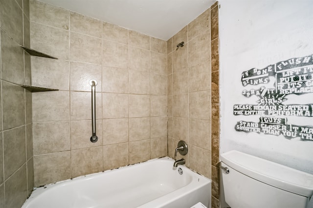 bathroom with toilet and tiled shower / bath