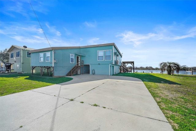 view of front of house featuring a front lawn