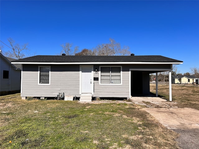 view of front of property featuring a carport and a front lawn