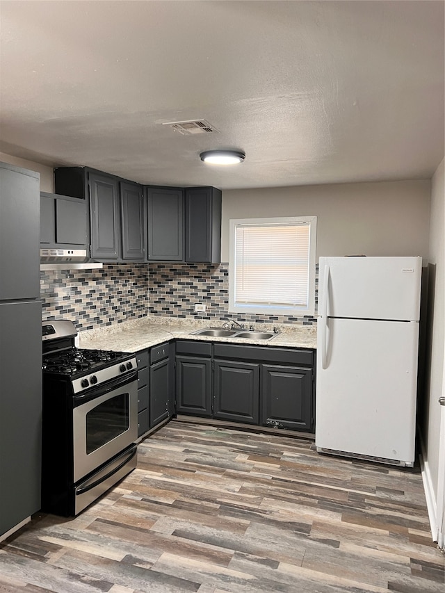 kitchen featuring appliances with stainless steel finishes, gray cabinetry, light hardwood / wood-style floors, and sink