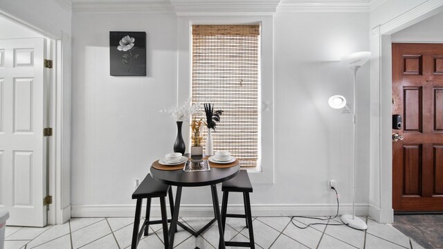 foyer entrance featuring light tile patterned floors, baseboards, and ornamental molding