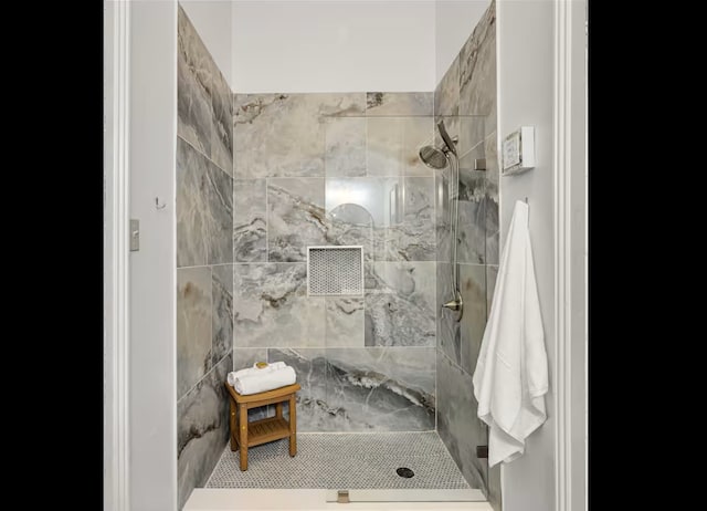 bathroom featuring a tile shower