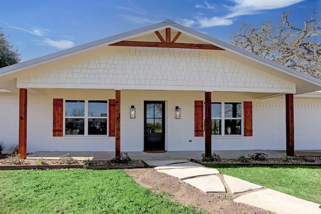 view of front of home featuring covered porch and a front lawn