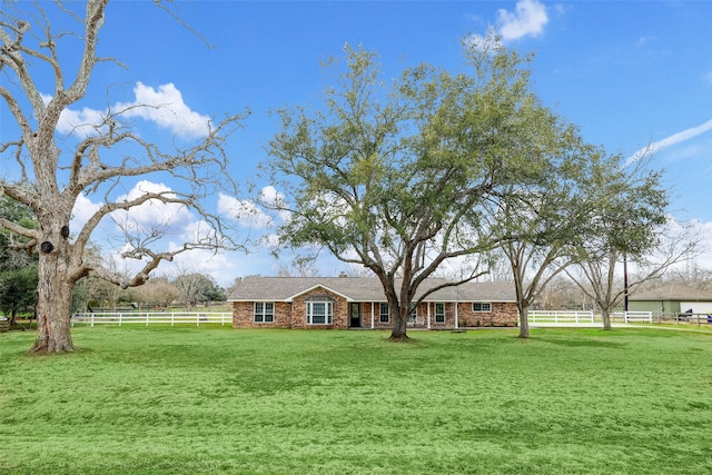 view of front facade featuring a front lawn