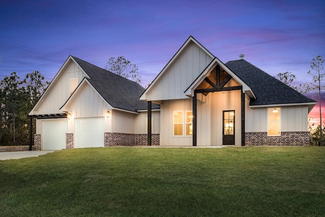 view of front of house featuring a yard and a garage