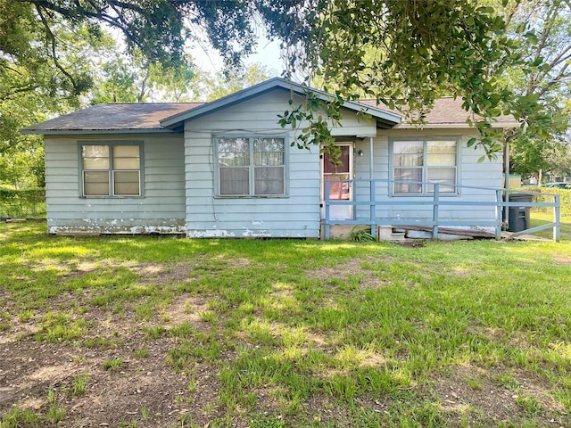 single story home featuring a front lawn