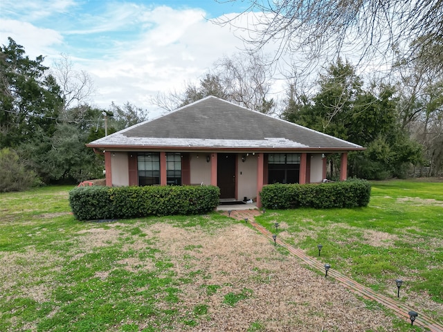 view of front of home featuring a front lawn