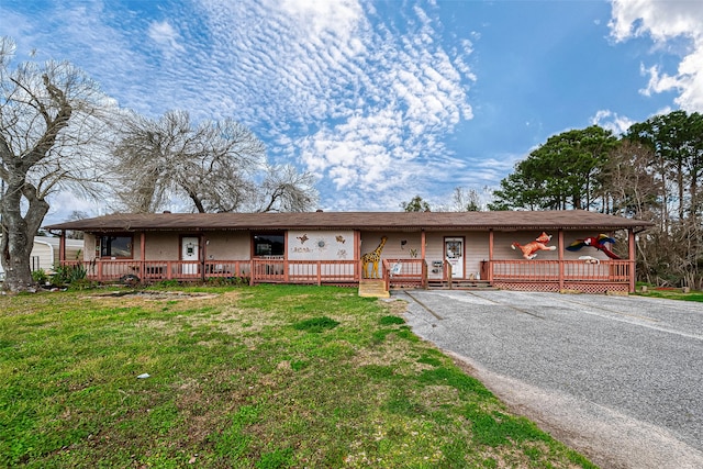 view of front of property featuring covered porch and a front yard