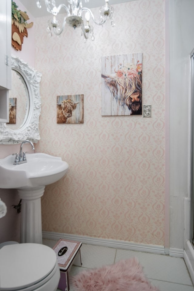 bathroom featuring sink, a notable chandelier, tile floors, and toilet