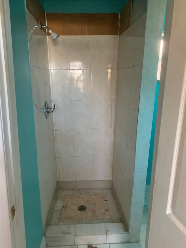 bathroom featuring a tile shower