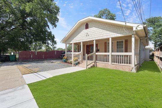 view of front facade with a porch and a front yard