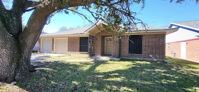 view of front facade with a front yard and a garage