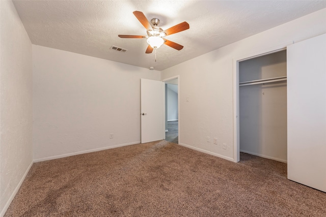 unfurnished bedroom featuring a textured ceiling, carpet flooring, and ceiling fan