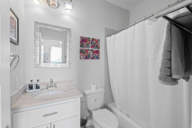 full bathroom featuring toilet, shower / bath combo with shower curtain, and large vanity