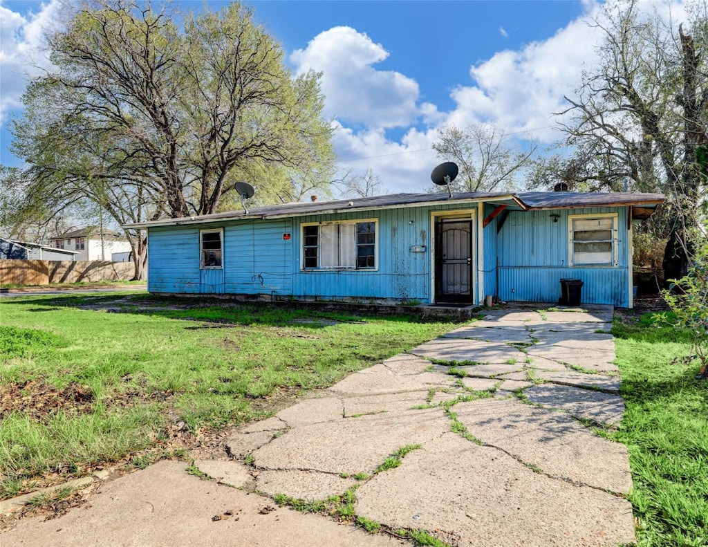 single story home featuring a front yard