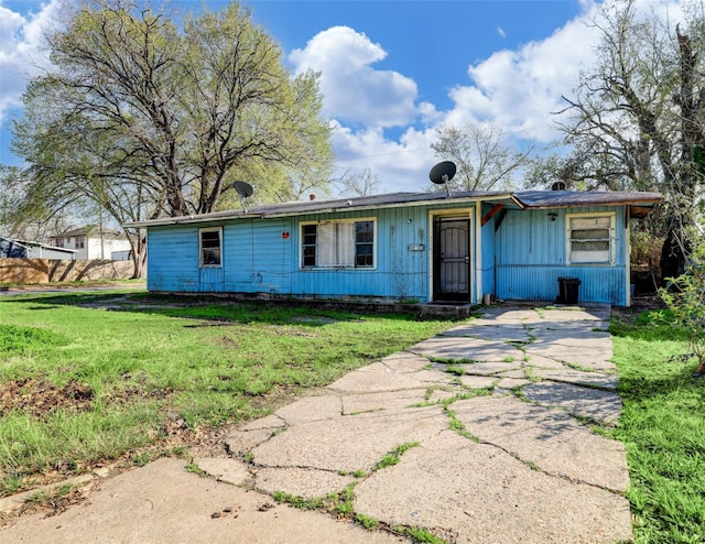 single story home featuring a front yard