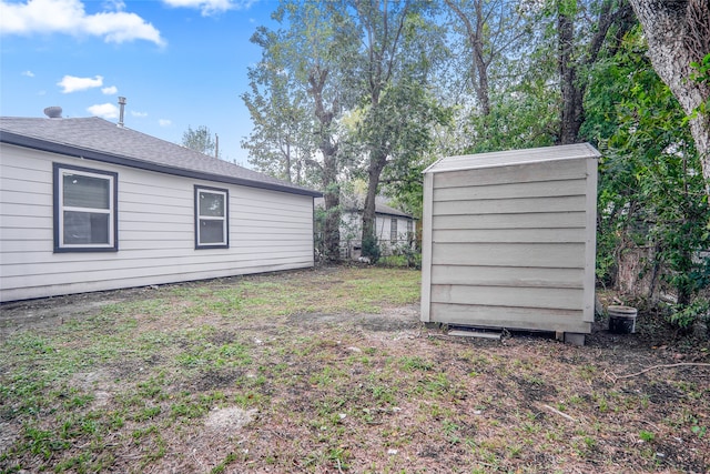 view of yard with a storage unit