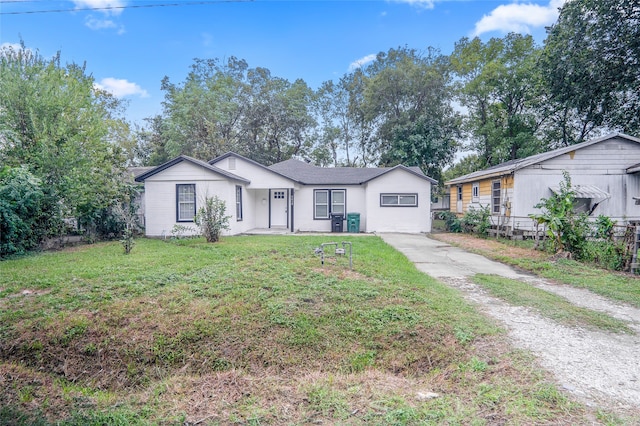 single story home featuring a front yard