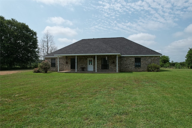 view of front of property featuring a front lawn