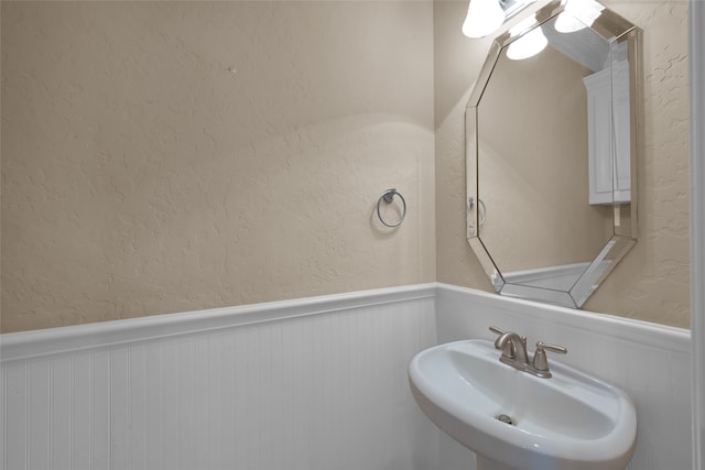 bathroom featuring sink