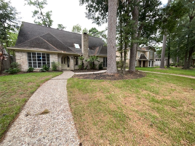 view of front facade with a front lawn