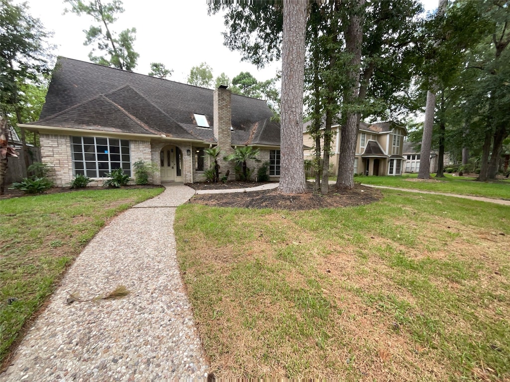 view of front of house featuring a front yard