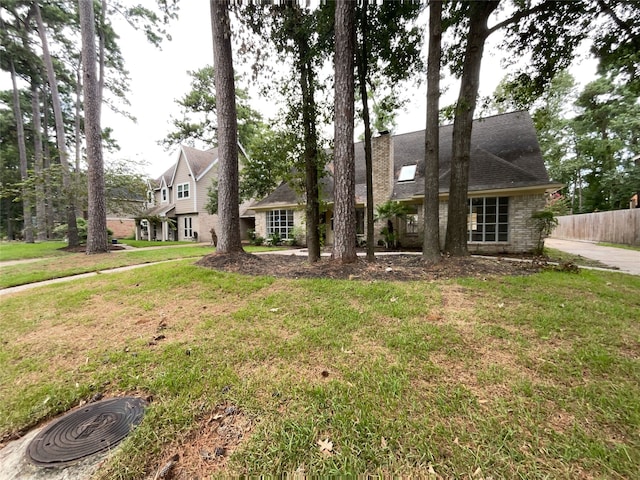 view of front of property featuring a front lawn