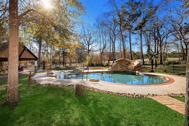 view of swimming pool featuring a yard