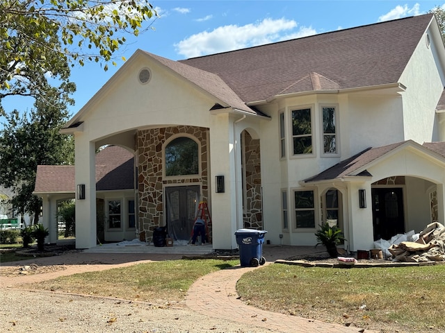 view of front facade with a front lawn