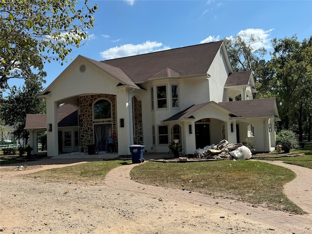 view of front facade with a front lawn