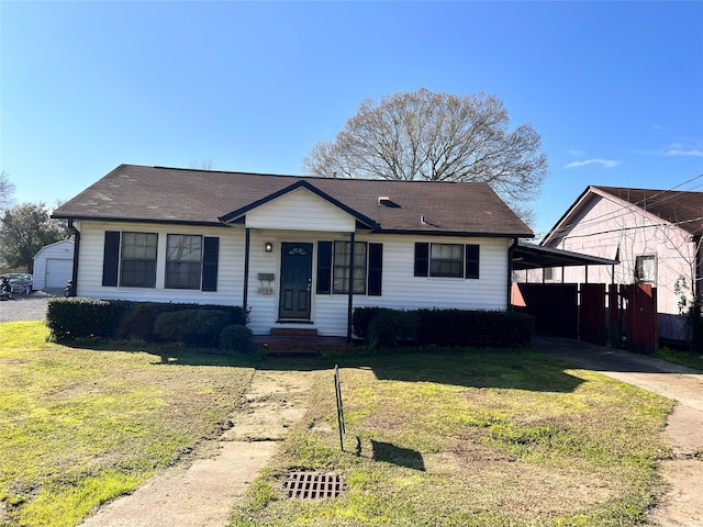 view of front of house featuring a carport and a front lawn