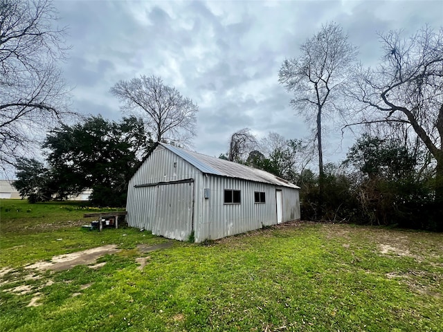 view of outdoor structure featuring a yard