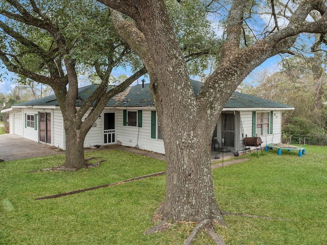 view of front facade featuring a front yard