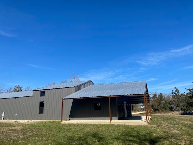 back of house featuring a yard