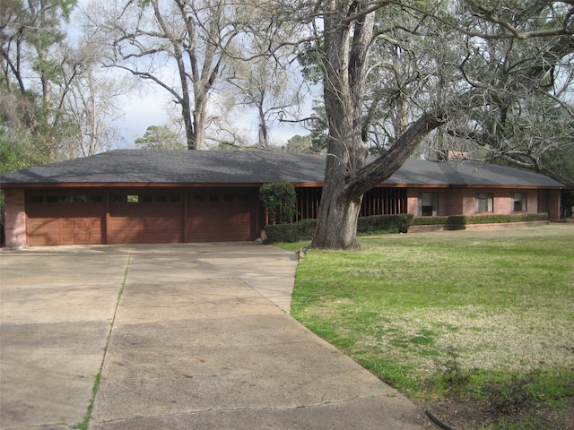 view of front of home with a front lawn