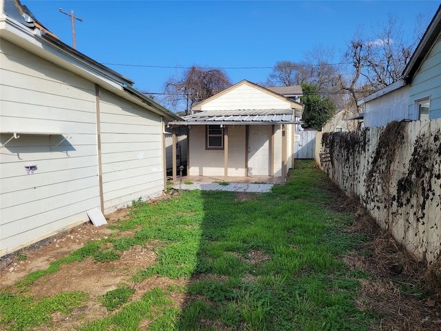 view of yard featuring an outdoor structure