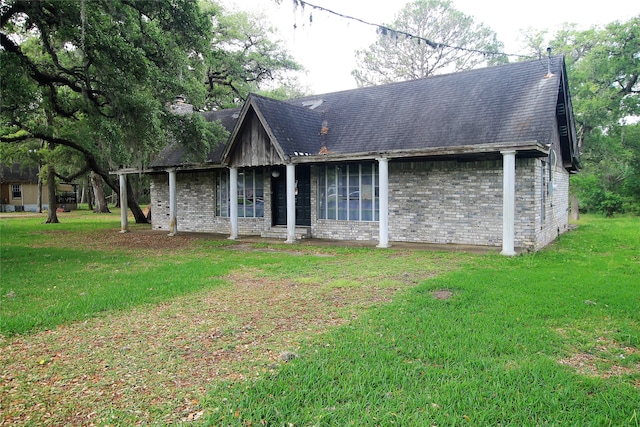 view of front of property with a front lawn