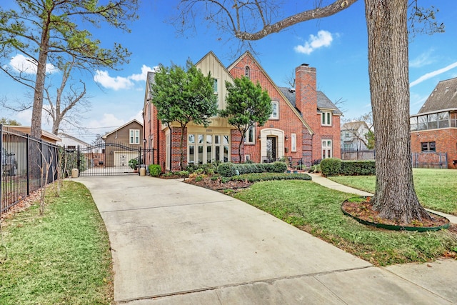 view of front of property featuring a front lawn