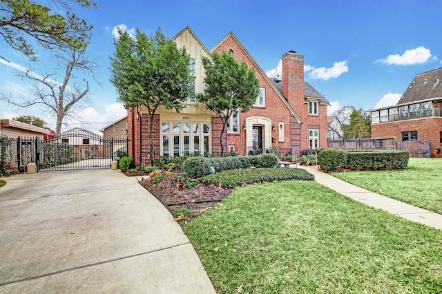 view of front of house featuring a front lawn