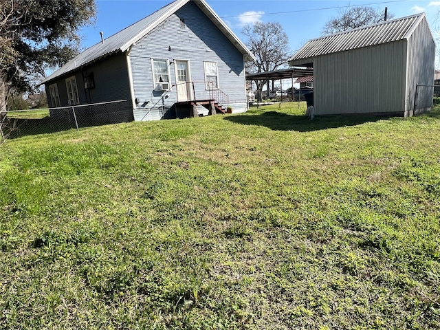 view of yard featuring an outdoor structure