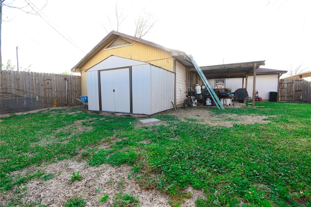 view of shed / structure featuring a yard