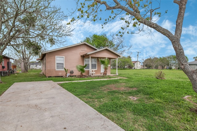 view of front of home featuring a front lawn