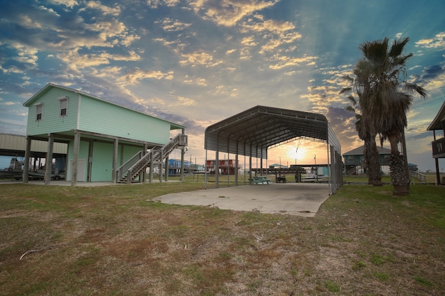 view of yard at dusk