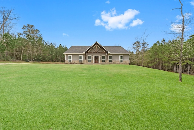 view of front of property featuring a front yard