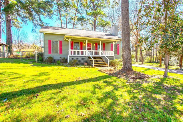 view of front of house featuring covered porch and a front yard