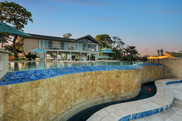 view of pool at dusk