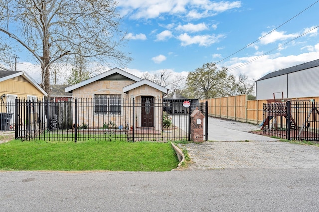 view of front of home featuring a front yard