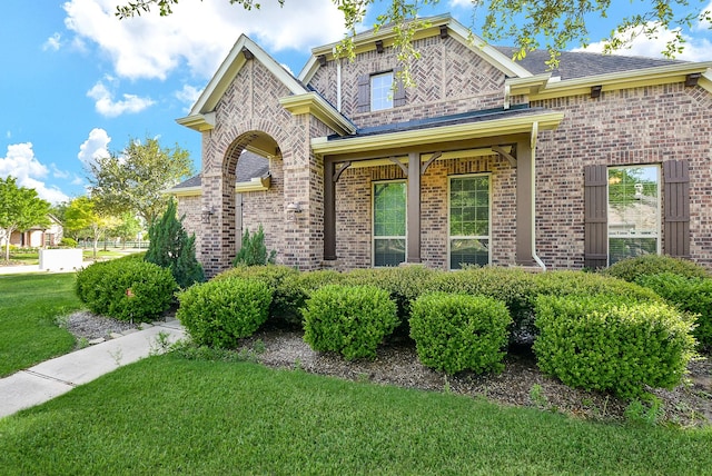 view of front of property featuring a front lawn